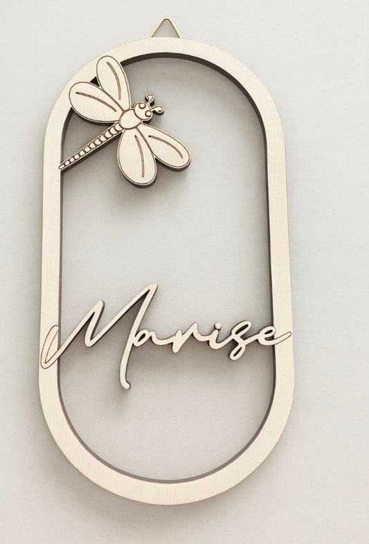 Decoratieve hanger met naam.