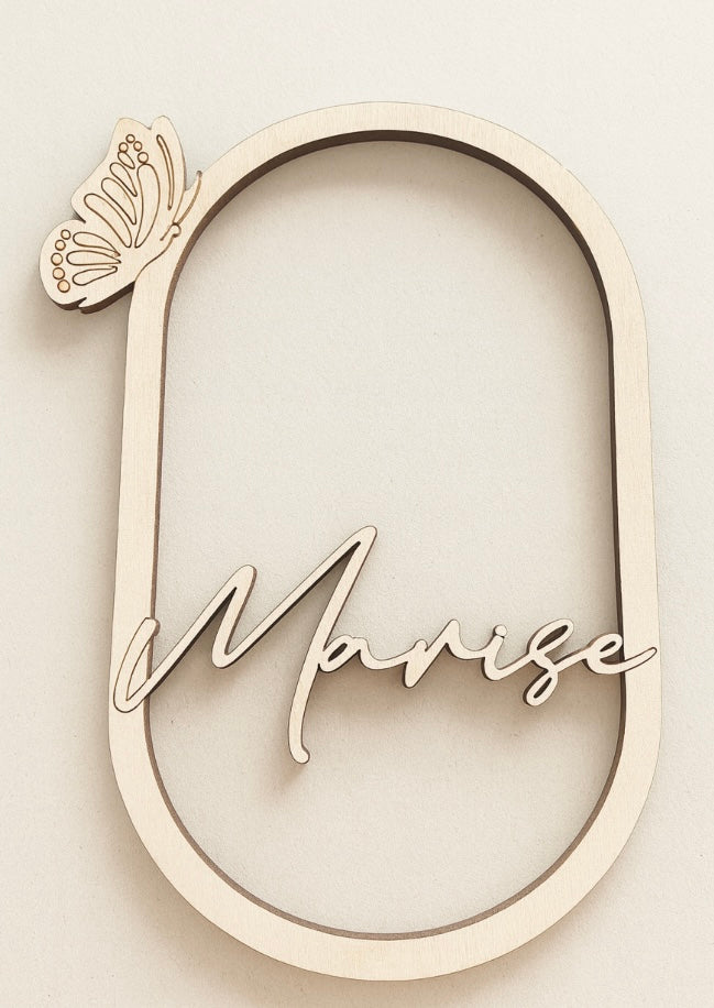 Decoratieve hanger met naam.